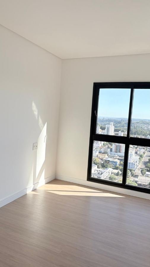 Ambiente conferido antes da mudança: piso, rodapé, pintura e esquadria.