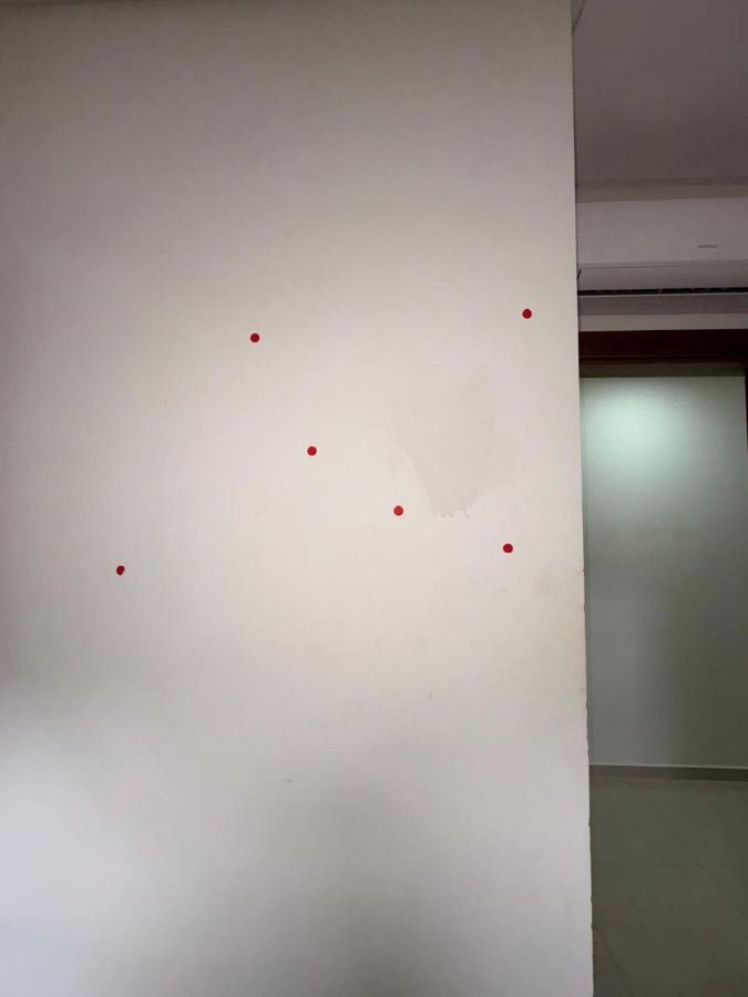 Cada não conformidade recebe uma etiqueta no local, para a construtora achar o ponto exato descrito no relatório.